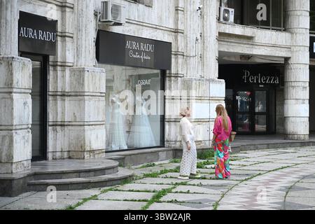 Bucarest, Romania - 13 giugno 2025: Un popolo nel centro di Bucarest. Foto Stock