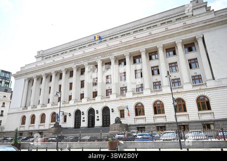 Bucarest, Romania - 13 giugno 2025: Sede centrale della Banca nazionale di Romania a Bucarest Foto Stock