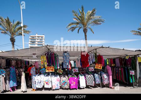 Il tradizionale mercato del giovedì a Vinaròs, Costa del Azahar, Castellón de la Plana, Spagna Foto Stock