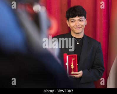 Il vincitore del concorso ESC JJ martedì 15 luglio 2025, durante la presentazione del premio "uomo del Municipio d'oro" al Municipio di Vienna, Austria. - 20250715 PD1738 credito: APA-PictureDesk/Alamy Live News Foto Stock