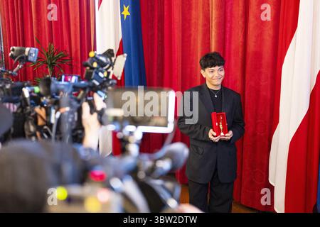 Il vincitore del concorso ESC JJ martedì 15 luglio 2025, durante la presentazione del premio "uomo del Municipio d'oro" al Municipio di Vienna, Austria. - 20250715 PD1700 credito: APA-PictureDesk/Alamy Live News Foto Stock
