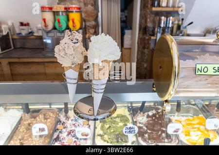Nago-Torbole, Trentino, Italia - 15 luglio 2025: Due grandi palline di gelato in un cono in una gelateria di Torbole sul Lago di Garda. Classico rinfresco italiano nelle calde giornate estive *** Zwei große Kugeln Eis in der Waffel stehen in einer Eisdiele a Torbole am Gardasee. Klassische italienische Erfrischung an heißen Sommertagen Foto Stock