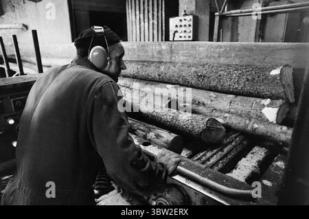Attualmente 23-1-1969 : profitto soprattutto.l'assemblea generale dell'Unione, COME ha fatto approvare la proposta dell'avvocato Sigbjørn Mustad di trasferire 10 milioni di corone delle riserve del gruppo nelle tasche private degli azionisti. I 10 milioni sono esentasse e saranno pagati agli azionisti nell'arco di cinque anni. Allo stesso tempo, si risparmiano sugli impianti e sulle attrezzature per i lavoratori. Foto: Per Ervik / Current / NTB ***FOTO NON ELABORATA*** *il testo è tradotto automaticamente* Foto Stock