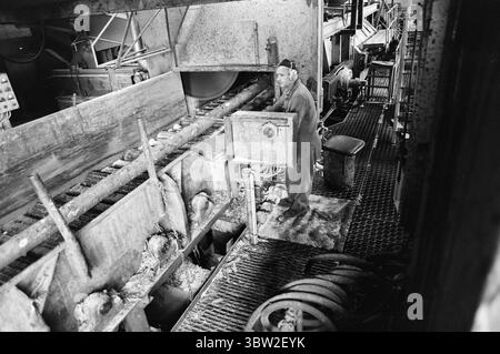 Attualmente 23-1-1969 : profitto soprattutto.l'assemblea generale dell'Unione, COME ha fatto approvare la proposta dell'avvocato Sigbjørn Mustad di trasferire 10 milioni di corone delle riserve del gruppo nelle tasche private degli azionisti. I 10 milioni sono esentasse e saranno pagati agli azionisti nell'arco di cinque anni. Allo stesso tempo, si risparmiano sugli impianti e sulle attrezzature per i lavoratori. Foto: Per Ervik / Current / NTB ***FOTO NON ELABORATA*** *il testo è tradotto automaticamente* Foto Stock