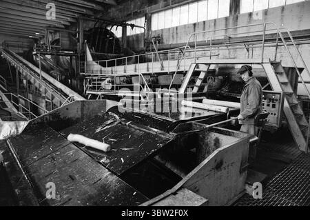 Attualmente 23-1-1969 : profitto soprattutto.l'assemblea generale dell'Unione, COME ha fatto approvare la proposta dell'avvocato Sigbjørn Mustad di trasferire 10 milioni di corone delle riserve del gruppo nelle tasche private degli azionisti. I 10 milioni sono esentasse e saranno pagati agli azionisti nell'arco di cinque anni. Allo stesso tempo, si risparmiano sugli impianti e sulle attrezzature per i lavoratori. Foto: Per Ervik / Current / NTB ***FOTO NON ELABORATA*** *il testo è tradotto automaticamente* Foto Stock