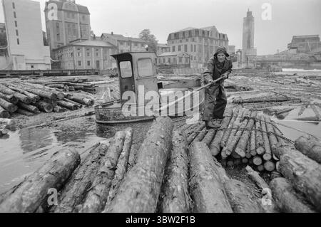 Attualmente 23-1-1969 : profitto soprattutto.l'assemblea generale dell'Unione, COME ha fatto approvare la proposta dell'avvocato Sigbjørn Mustad di trasferire 10 milioni di corone delle riserve del gruppo nelle tasche private degli azionisti. I 10 milioni sono esentasse e saranno pagati agli azionisti nell'arco di cinque anni. Allo stesso tempo, si risparmiano sugli impianti e sulle attrezzature per i lavoratori. Foto: Per Ervik / Current / NTB ***FOTO NON ELABORATA*** *il testo è tradotto automaticamente* Foto Stock