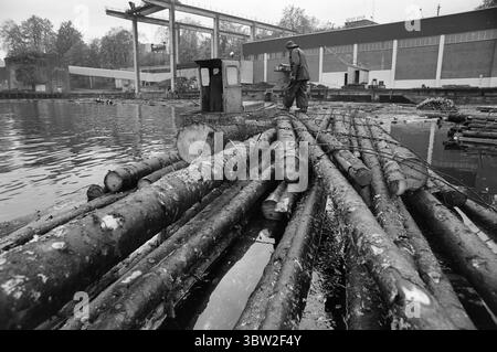 Attualmente 23-1-1969 : profitto soprattutto.l'assemblea generale dell'Unione, COME ha fatto approvare la proposta dell'avvocato Sigbjørn Mustad di trasferire 10 milioni di corone delle riserve del gruppo nelle tasche private degli azionisti. I 10 milioni sono esentasse e saranno pagati agli azionisti nell'arco di cinque anni. Allo stesso tempo, si risparmiano sugli impianti e sulle attrezzature per i lavoratori. Foto: Per Ervik / Current / NTB ***FOTO NON ELABORATA*** *il testo è tradotto automaticamente* Foto Stock