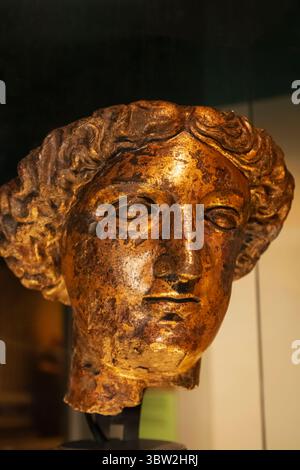Inghilterra, Somerset, Bath, le terme romane, Gilt Bronze Head of Goddess Sulis Minerva Foto Stock