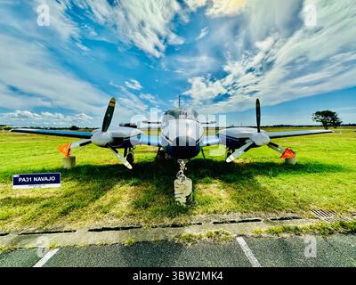 Piper PA-31 Navajo Twin-Engine Aircraft, Rochefort Aeronautical Museum, Francia Foto Stock