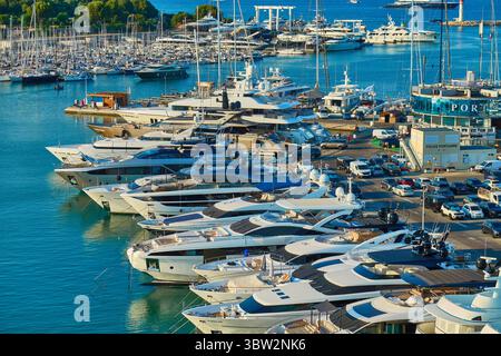 Vista aerea di yacht e barche di lusso ormeggiati nel bellissimo porto di Port Vauban, Antibes, Francia. Foto Stock
