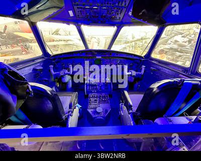 Cabina di pilotaggio per aerei d'epoca – Musée de l'Aéronautique Navale, Rochefort Foto Stock