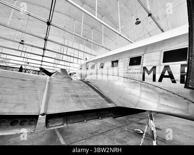 Storico aereo della Marina francese a Hangar – Rochefort Aeronautical Museum, Francia Foto Stock