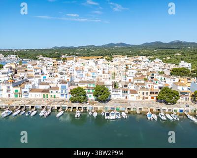 Villaggio di pescatori di Portocolom sull'isola di Maiorca vista aerea dall'alto con barche vacanze estive sul mare in Spagna Foto Stock
