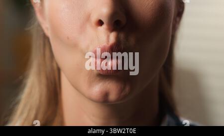 Vista macro ritagliata primo piano irriconoscibile donna caucasica che dice Wow eccitato incredibile reazione notizia sorprendente ragazza stupita labbra femminili bocca sorpresa mezzo viso Foto Stock