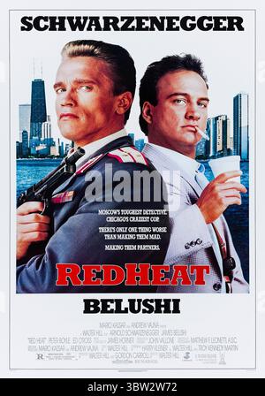 Red Heat (1988) diretto da Walter Hill e interpretato da Arnold Schwarzenegger, Jim Belushi e Peter Boyle. Un duro poliziotto sovietico si allea con un detective di Chicago per rintracciare un mortale signore russo della droga che si è liberato negli Stati Uniti. Fotografia di un poster originale del 1988 USA a un foglio SOLO PER USO EDITORIALE. Crediti: BFA / TriStar Pictures Foto Stock