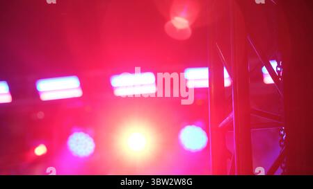 Le luci del palco illuminano l'atmosfera dei concerti Rock durante Uno spettacolo di concerti musicali Foto Stock