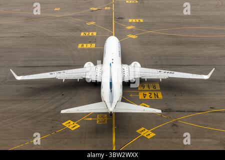 Hong Kong, Cina - 7 aprile 2024: Aereo Boeing 737-800 XiamenAir all'aeroporto Chek Lap Kok di Hong Kong, Cina. Foto Stock