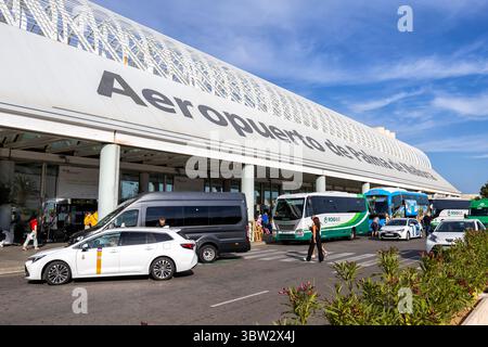 Palma de Mallorca, Spagna - 27 maggio 2025: Terminal dell'aeroporto Aeropuerto de Palma de Mallorca in Spagna. Foto Stock