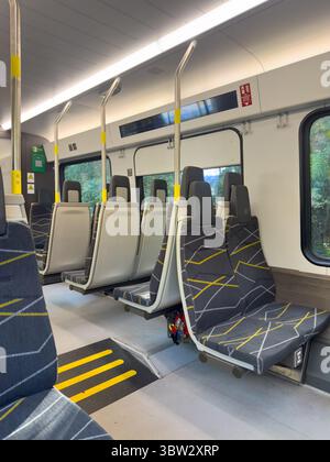 Interno di un treno elettrico Merseyrail classe 777 costruito da Stadler Foto Stock