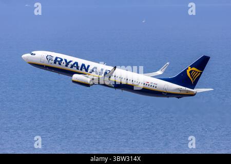 Rodi, Grecia - 30 maggio 2025: Aereo Boeing 737-800 Ryanair all'aeroporto di Rodi in Grecia. Foto Stock