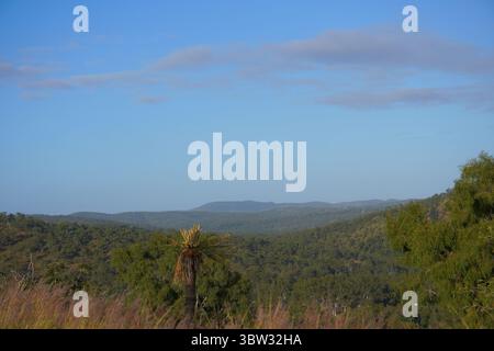 Vista panoramica delle catene montuose dalla cresta, dove c'è indisturbata bellezza e pace. Foto Stock