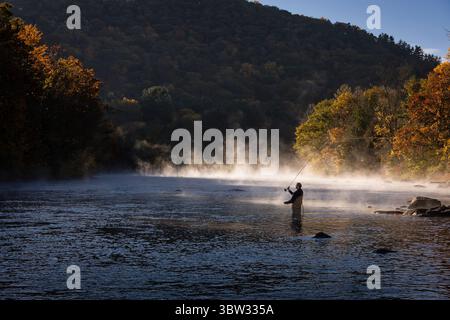 Pescatore a mosca fiume Housatonic   West Cornwall, Connecticut, Stati Uniti d'America Foto Stock