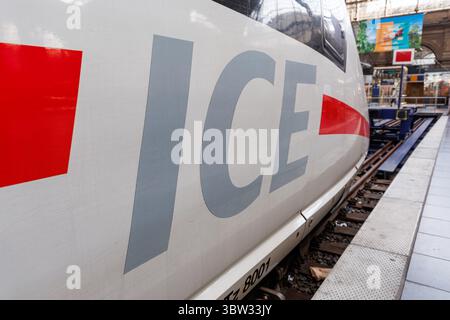 Francoforte, Germania - 11 aprile 2025: Logo ICE InterCity Express con la DB Deutsche Bahn sulla stazione ferroviaria principale di Francoforte, Germania. Foto Stock