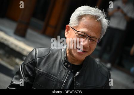 Pechino, Cina. 16 luglio 2025. Jensen Huang, CEO di Nvidia, parla ai giornalisti. Durante un viaggio in Cina, Huang tenne un discorso all'apertura della fiera della catena di approvvigionamento e incontrò i politici cinesi. Credito: Johannes Neudecker/dpa/Alamy Live News Foto Stock