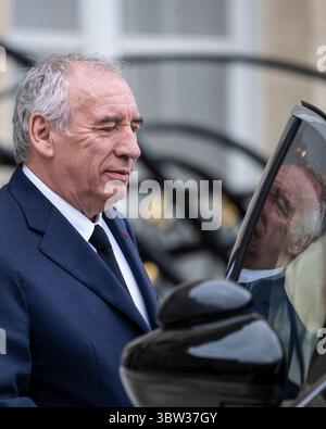 Parigi, Francia. 16 luglio 2025. Il primo ministro francese Francois Bayrou parte dopo la riunione settimanale di gabinetto presso il palazzo presidenziale Elysee a Parigi, il 16 luglio 2025. Foto di Eliot Blondet/ABACAPRESS.COM credito: Abaca Press/Alamy Live News Foto Stock