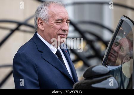 Parigi, Francia. 16 luglio 2025. Il primo ministro francese Francois Bayrou parte dopo la riunione settimanale di gabinetto presso il palazzo presidenziale Elysee a Parigi, il 16 luglio 2025. Foto di Eliot Blondet/ABACAPRESS.COM credito: Abaca Press/Alamy Live News Foto Stock