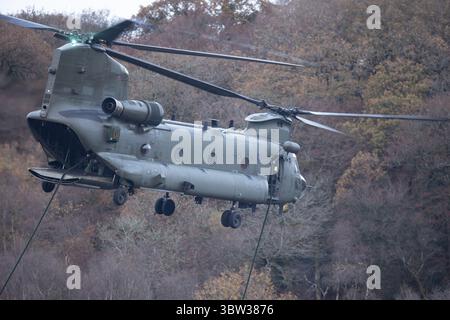 RAF Chinook che conduce addestramento veloce su corda. Un muro di diga nel Devon Foto Stock