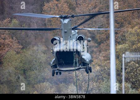 RAF Chinook che conduce addestramento veloce su corda. Un muro di diga nel Devon Foto Stock