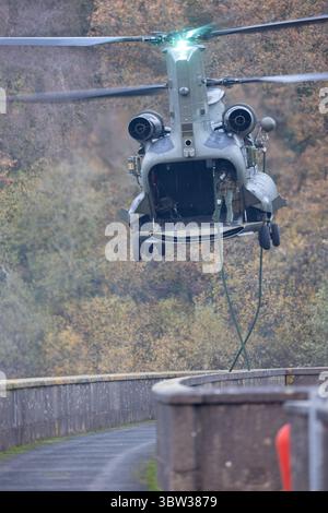 RAF Chinook che conduce addestramento veloce su corda. Un muro di diga nel Devon Foto Stock