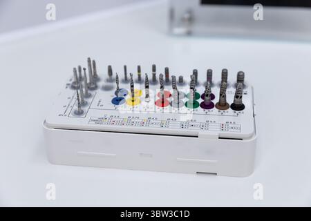 Ampia selezione di punte per trapano dentarie disposte in modo ordinato per un facile accesso e identificazione in una clinica odontoiatrica, con varie dimensioni e tipi per Foto Stock