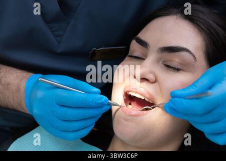 A Dental Check-up: L'importanza del monitoraggio regolare della salute orale per garantire denti e gengive sani in un ambiente professionale Foto Stock