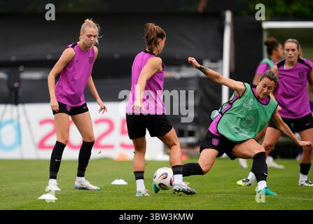 Lucy Bronze (a destra) dell'Inghilterra affronta Maya le Tissier (centro) durante una sessione di allenamento allo Sportanlage Au di Opfikon, Svizzera. Data foto: Mercoledì 16 luglio 2025. Foto Stock