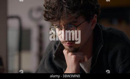 Contemplativo uomo caucasico che gioca a scacchi a casa giocatore premuroso ragazzo maschio ponente strategia di gioco da tavolo hipster Think Moving Foto Stock