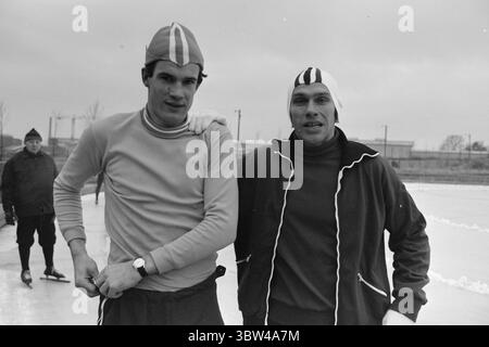 Aktuell 47 - 4 - 1969: Il segnale di partenza per il Campionato del mondo sprintOur gli velocisti di pattinaggio sono in pista prima dell'inizio della stagione. La stagione di pattinaggio di velocità di quest'anno ci vedrà per la prima volta il nostro Campionato del mondo Sprint. Si svolgerà a West Allis, USA, alla fine di febbraio. Sabato scorso i velocisti si sono sentiti i denti. E' successo in un test a Valle Hovin. Per Bjørang da Oslo Idrettslag è arrivato al secondo posto con 42.2, lo stesso di Ivar Eriksen (a destra). I due andarono nella stessa coppia, e Bjørang fu giudicato primo al traguardo. Foto: Ivar A. Foto Stock