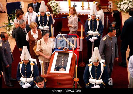 11 dicembre 2006, Santiago, Cile: La bara e i funerali del generale Augusto Pinochet si sono svolti presso la Scuola militare. Migliaia di aderenti salutano il generale. Augusto Jose Ramon Pinochet Ugarte (25 novembre 1915 – 10 dicembre 2006) è stato un generale cileno, politico e dittatore cileno che governò il Cile dal 1973 al 1990, prima come presidente della giunta militare del Cile dal 1973 al 1981, prima di essere automaticamente auto-dichiarato presidente della Repubblica dalla giunta nel 1974 diventando de facto dittatore del Cile. (Immagine di credito: © Francisco Arias/ZUMA Wire) Foto Stock