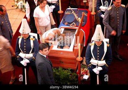 11 dicembre 2006, Santiago, Cile: La bara e i funerali del generale Augusto Pinochet si sono svolti presso la Scuola militare. Migliaia di aderenti salutano il generale. Augusto Jose Ramon Pinochet Ugarte (25 novembre 1915 – 10 dicembre 2006) è stato un generale cileno, politico e dittatore cileno che governò il Cile dal 1973 al 1990, prima come presidente della giunta militare del Cile dal 1973 al 1981, prima di essere automaticamente auto-dichiarato presidente della Repubblica dalla giunta nel 1974 diventando de facto dittatore del Cile. (Immagine di credito: © Francisco Arias/ZUMA Wire) Foto Stock