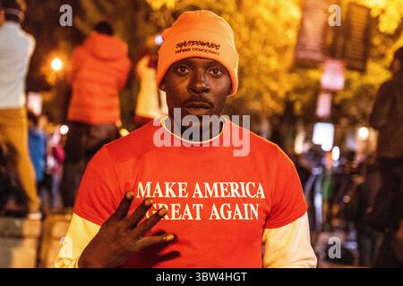 3 novembre 2020, Washington D.C: WASHINGTON D.C. 3 NOVEMBRE - Un sostenitore di Trump agita la scena in Black Lives Matter Plaza il 3 novembre 2020 a Washington D.C. il giorno delle elezioni. Foto: Chris TuiteImageSPACE (immagine di credito: © via ZUMA Wire) Foto Stock