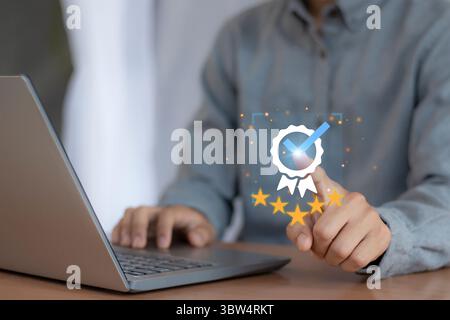Garanzia di qualità, garanzia standard ISO, uomo d'affari che lavora con servizi informatici, concetto di certificazione di qualità, standard Foto Stock