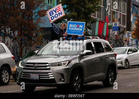 7 novembre 2020, Seattle, Washington, Stati Uniti: Le persone tengono i cartelli attraverso un tetto apribile mentre celebrano a sostegno del presidente eletto degli Stati Uniti Joe Biden a Seattle, Washington, il 7 novembre 2020. Centinaia di persone sono scese in strada poco dopo che i media hanno chiamato la corsa presidenziale per Joe Biden. (Immagine di credito: © David Ryder/ZUMA Wire) Foto Stock