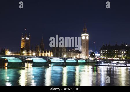 Big Ben, Westminster Bridge e il Parlamento di Londra illuminati di notte, con splendidi riflessi sul Tamigi Foto Stock