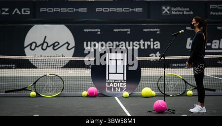 8 novembre 2020, Linz, AUSTRIA: Sorana Cirstea della Romania, Katerina Siniakova della Repubblica Ceca e Julia Grabher dell'Austria durante la cerimonia di sorteggio del torneo internazionale di tennis WTA femminile dell'alta Austria 2020 (immagine di credito: © Rob Prange/AFP7 via ZUMA Wire) Foto Stock