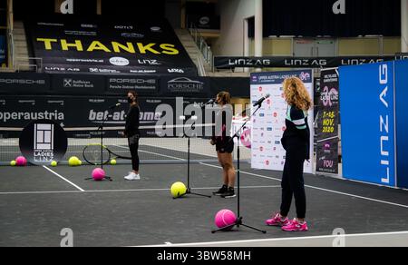 8 novembre 2020, Linz, AUSTRIA: Sorana Cirstea della Romania, Katerina Siniakova della Repubblica Ceca e Julia Grabher dell'Austria durante la cerimonia di sorteggio del torneo internazionale di tennis WTA femminile dell'alta Austria 2020 (immagine di credito: © Rob Prange/AFP7 via ZUMA Wire) Foto Stock