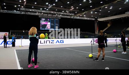 8 novembre 2020, Linz, AUSTRIA: Sorana Cirstea della Romania, Katerina Siniakova della Repubblica Ceca e Julia Grabher dell'Austria durante la cerimonia di sorteggio del torneo internazionale di tennis WTA femminile dell'alta Austria 2020 (immagine di credito: © Rob Prange/AFP7 via ZUMA Wire) Foto Stock