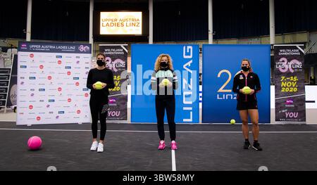 8 novembre 2020, Linz, AUSTRIA: Sorana Cirstea della Romania, Katerina Siniakova della Repubblica Ceca e Julia Grabher dell'Austria durante la cerimonia di sorteggio del torneo internazionale di tennis WTA femminile dell'alta Austria 2020 (immagine di credito: © Rob Prange/AFP7 via ZUMA Wire) Foto Stock