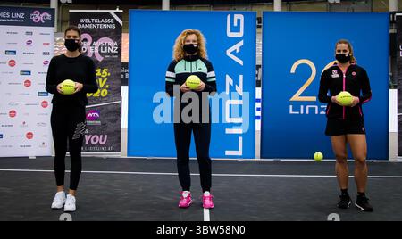 8 novembre 2020, Linz, AUSTRIA: Sorana Cirstea della Romania, Katerina Siniakova della Repubblica Ceca e Julia Grabher dell'Austria durante la cerimonia di sorteggio del torneo internazionale di tennis WTA femminile dell'alta Austria 2020 (immagine di credito: © Rob Prange/AFP7 via ZUMA Wire) Foto Stock