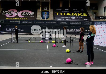 8 novembre 2020, Linz, AUSTRIA: Sorana Cirstea della Romania, Katerina Siniakova della Repubblica Ceca e Julia Grabher dell'Austria durante la cerimonia di sorteggio del torneo internazionale di tennis WTA femminile dell'alta Austria 2020 (immagine di credito: © Rob Prange/AFP7 via ZUMA Wire) Foto Stock